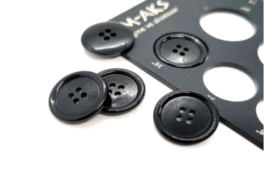 Пуговица пластиковая на четыре прокола, 23 мм, К-38