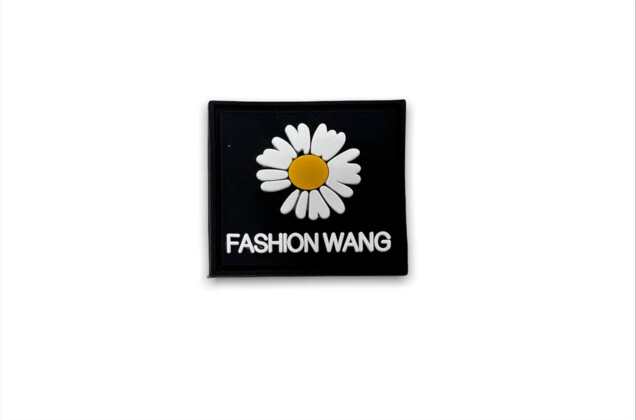 Нашивка FASHION WANG на черном, 3х3 см