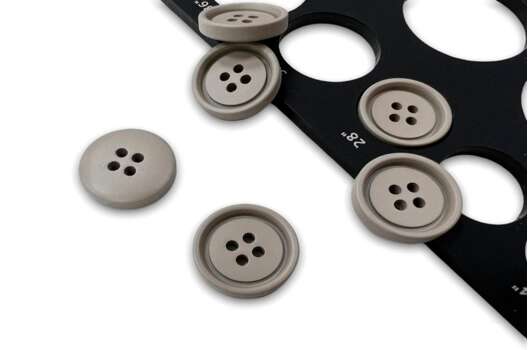 Пуговица на 4 прокола, пластик, бежевая, 18 мм