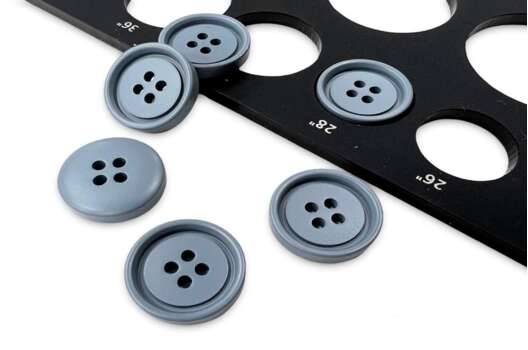 Пуговица на 4 прокола, пластик, серая, 18 мм