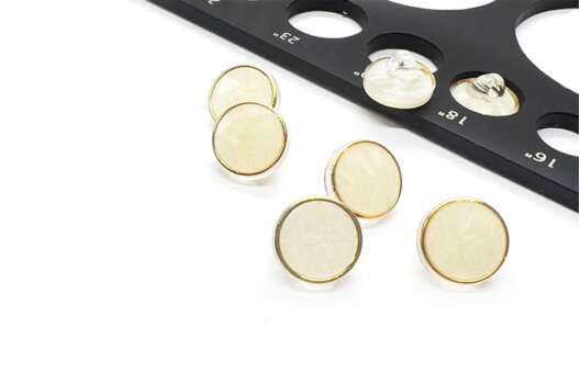 Пуговица пластиковая на ножке B301, молочная с золотым ободком, 11 мм