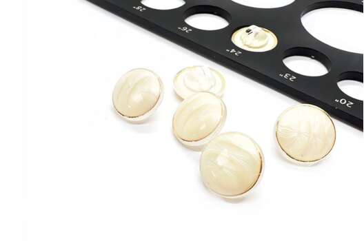 Пуговица пластиковая на ножке B301, молочная с золотым ободком, 15 мм