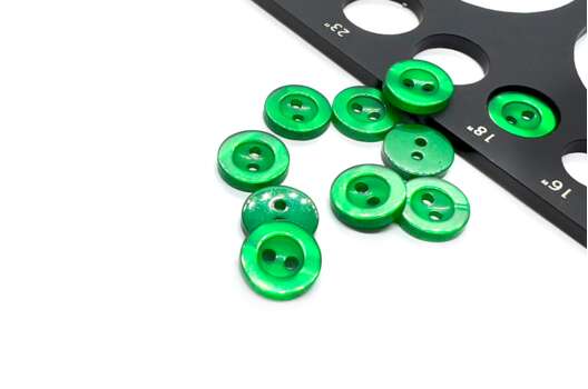 Пуговица пластик C-NE66, 2 прокола, зеленая, 11 мм