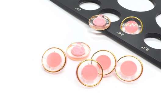 Пуговица пластиковая на ножке B304, розовая с золотым ободком, 15 мм