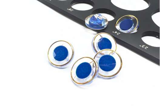 Пуговица пластиковая на ножке B304, синяя с золотым ободком, 15 мм