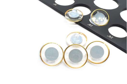 Пуговица пластиковая на ножке B304, серо-голубая с золотым ободком, 18 мм