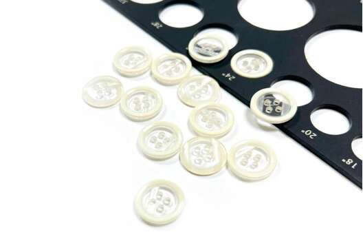 Пуговица пластиковая 4 прокола, C-NE181, молочная, 15 мм