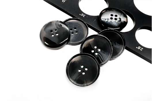 Пуговица пластиковая NE53, 4 прокола, черная, 21 мм