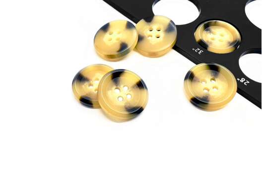 Пуговица пластиковая NE206, 4 прокола, рыжая, 20 мм