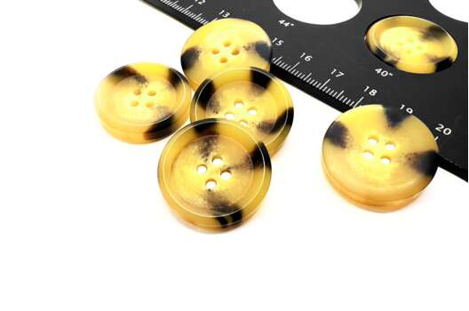 Пуговица пластиковая NE206, 4 прокола, рыжая, 25 мм