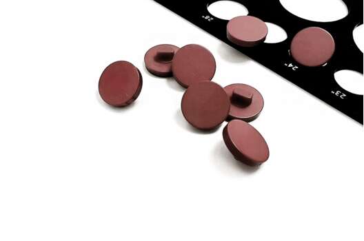 Пуговица пластиковая на ножке NE189, коричневая, 15 мм