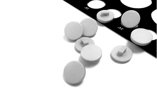 Пуговица пластиковая на ножке NE189, светло-серая, 15 мм