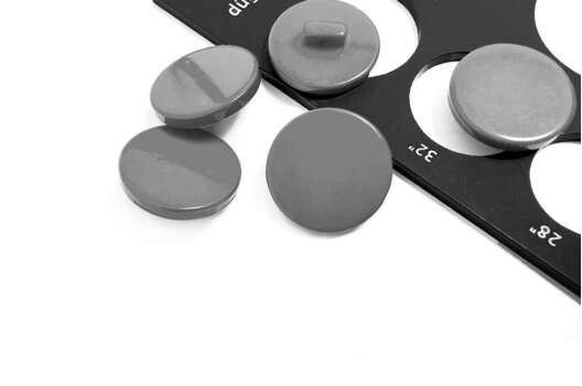 Пуговица пластиковая на ножке PS21, темно-серая, 20 мм