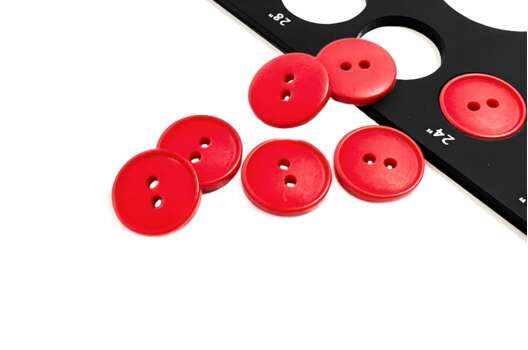 Пуговица пластиковая PS17, 2 прокола, красная, 15 мм