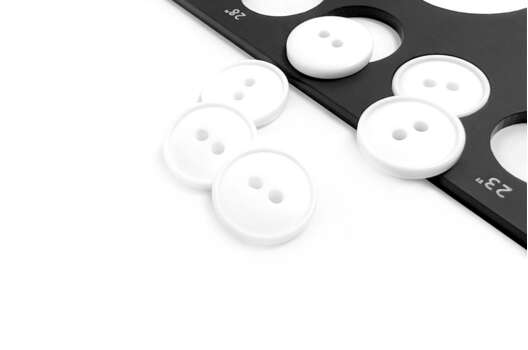 Пуговица пластиковая PS17, 2 прокола, белая, 15 мм