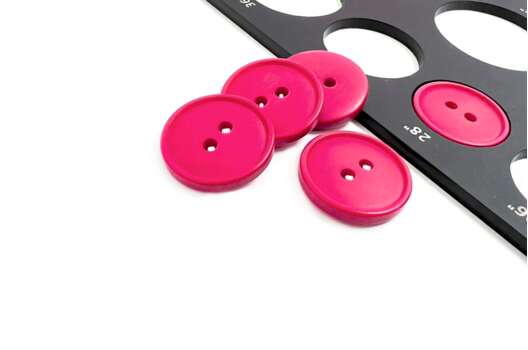 Пуговица пластиковая PS17, 2 прокола, малиновая, 18 мм
