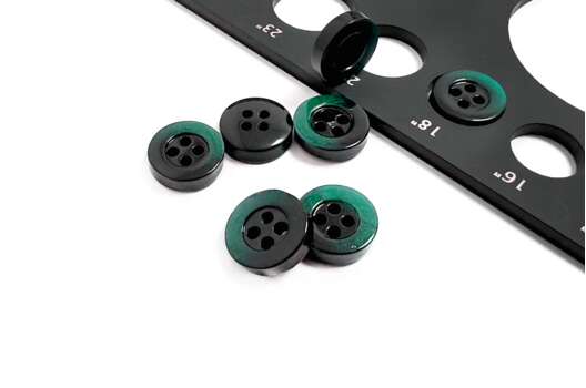 Пуговица пластиковая RY17, 4 прокола, черная с зеленым, 11.5 мм