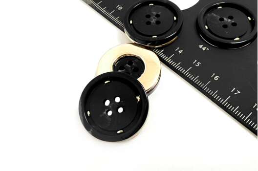 Пуговица пластиковая PS58, черная с золотым, 28 мм