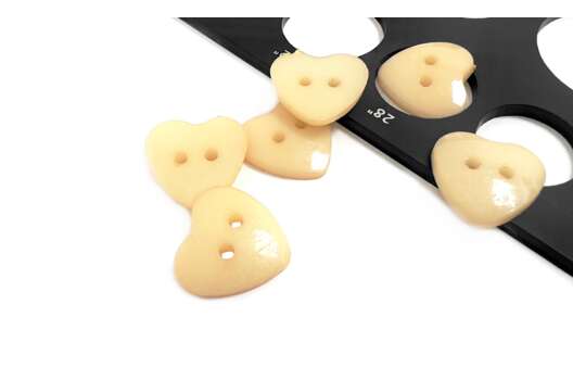 Пуговица пластиковая P-1628, 2 прокола, Сердечко бежевое, 18 мм