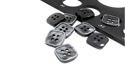 Пуговица пластиковая NE170, 4 прокола, черная, 15 мм