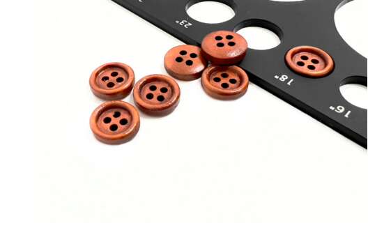 Пуговица пластиковая W01, 4 прокола, рыжая, 11.5 мм