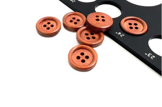 Пуговица пластиковая W01, 4 прокола, рыжая, 15 мм