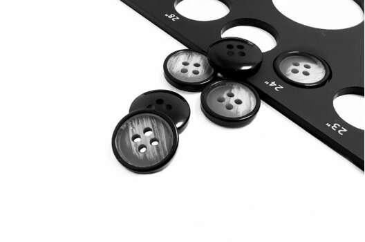 Пуговица пластиковая NE156, 4 прокола, серая, 15 мм