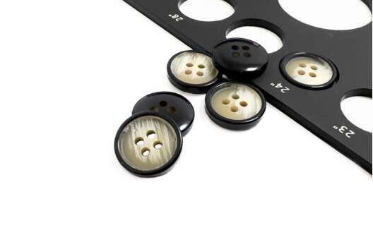 Пуговица пластиковая NE156, 4 прокола, бежевая, 15 мм