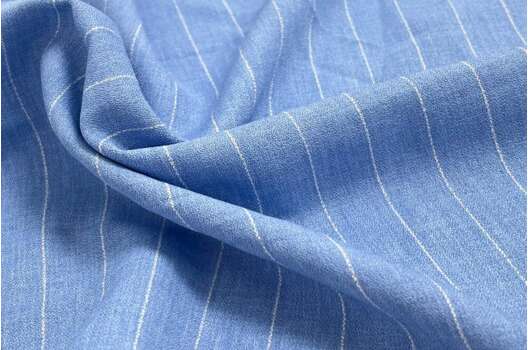 Костюмно-плательная ткань с креповой фактурой, Полоска 2 см голубая, Турция