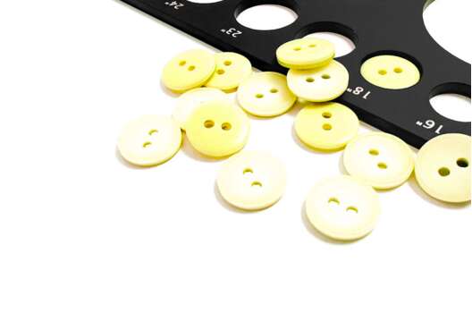 Пуговица пластиковая PS44, 2 прокола, желтая, 11 мм
