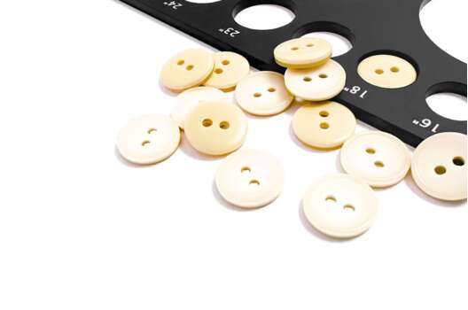 Пуговица пластиковая PS44, 2 прокола, бежевая, 11 мм