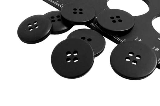 Пуговица пластиковая PS18, 4 прокола, черная, 21 мм