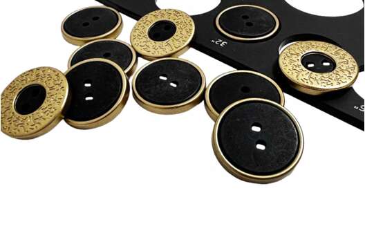 Пуговица пластиковая PS31, 2 прокола, золотая с черным, 20 мм