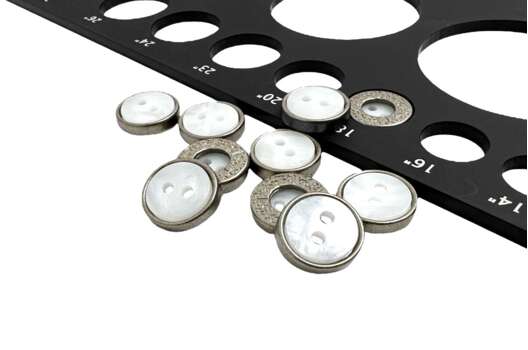 Пуговица пластиковая PS31, 2 прокола, никель с белым, 11.5 мм