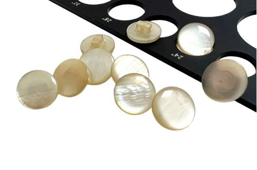 Пуговица пластиковая на ножке NE67, бежевая, 15 мм