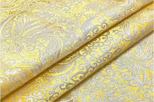 Парча жаккард, бело-серебряные узоры на золотом