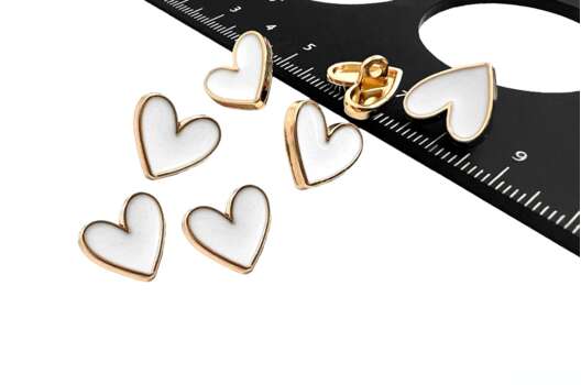 Пуговица металлическая на ножке ME S-2012, Сердечко белое с золотым, 13 мм