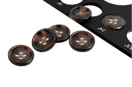 Пуговица пластиковая CR65F, 4 прокола, коричневая, 15 мм