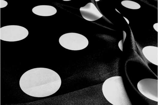 Атлас стрейч, белые горохи 45 мм на черном