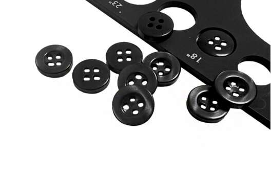 Пуговица пластик M-18, 4 прокола, черная, 11.5 мм