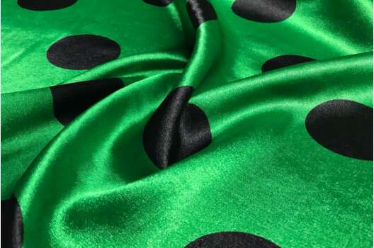 Атлас стрейч, черные горохи 45 мм на зеленом