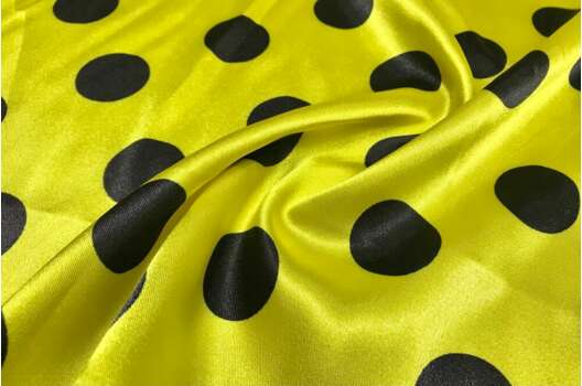 Атлас стрейч, черные горохи 25 мм на желтом