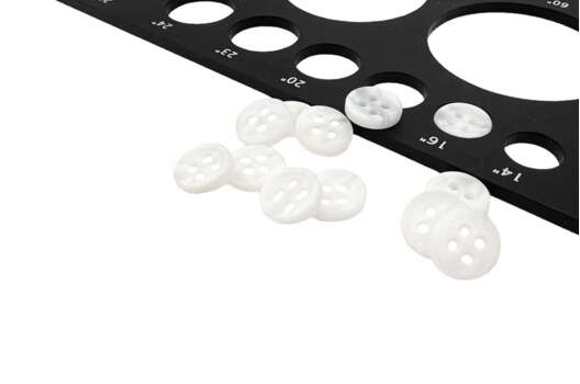 Пуговица пластик M-03, 4 прокола, белая, 10 мм