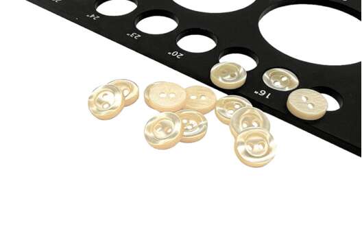 Пуговица пластиковая M-10, 2 прокола, светло-бежевая, 10 мм