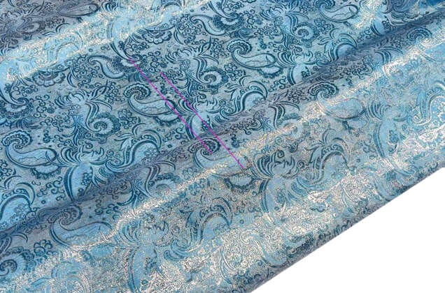 Парча жаккард, бело-серебряные узоры на ярко-голубом 5