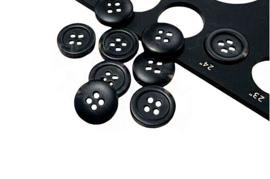 Пуговица пластиковая CN2832, 4 прокола, черная, 15 мм