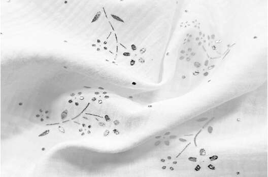 Муслин жатый 2-х слойный белый, Букетики серебряные, 135 см