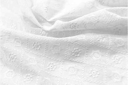 Хлопковое Шитье Цветочное белое, узор ромбики, 125 см