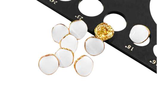 Пуговица металлическая на ножке RBZ-95, белая с золотом, 11.5 мм