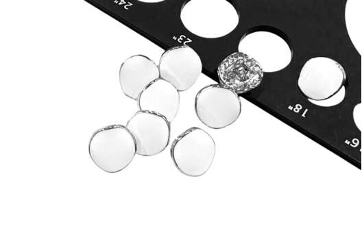 Пуговица металлическая на ножке RBZ-95, белая с серебром, 11.5 мм